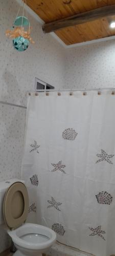 y baño con aseo y cortina de ducha. en SAN AGUSTIN en San Rafael