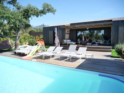 une piscine avec un groupe de chaises et un groupe dans l'établissement DI SOGNI - Villa d'Archi, 8 pax, pisc Chauffée, à Gialla