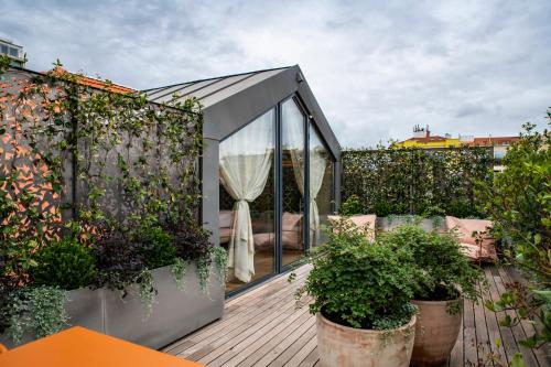 a roof garden with a gazebo at Sublime Lisboa in Lisbon
