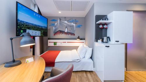 Кухня или мини-кухня в Holiday Inn Hamburg - City Nord by IHG
