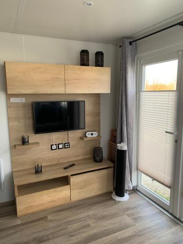 een woonkamer met een flatscreen-tv op een houten plank bij Oostkapelle Chalet JD 56 In de Bongerd in Oostkapelle