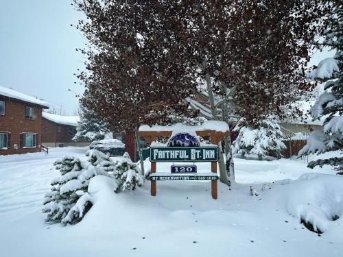 znak na podwórku pokrytym śniegiem w obiekcie Faithful Street Inn w mieście West Yellowstone