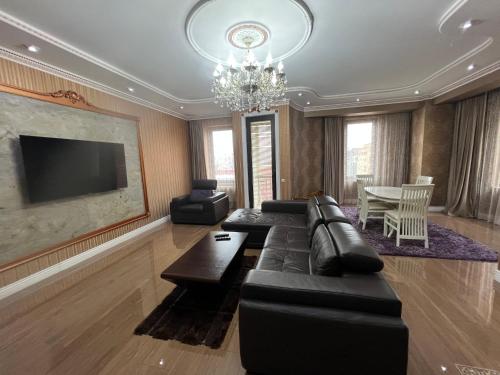 Μια τηλεόραση ή/και κέντρο ψυχαγωγίας στο Cosy Apartment In the City Centre