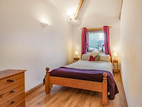 - une chambre avec un lit, une commode et une fenêtre dans l'établissement Leedale Cottage, à Saltmarshe