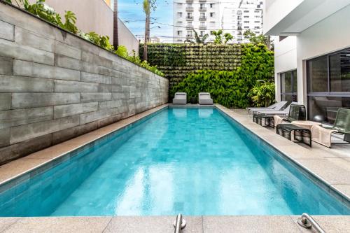a swimming pool in a backyard with a building at 360 Klabin in Sao Paulo
