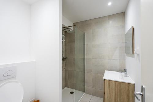 ein Bad mit einer Dusche und einem Waschbecken in der Unterkunft Maison Ohana 4-6 pers dans résidence Privée près de la Plage in Canet-en-Roussillon