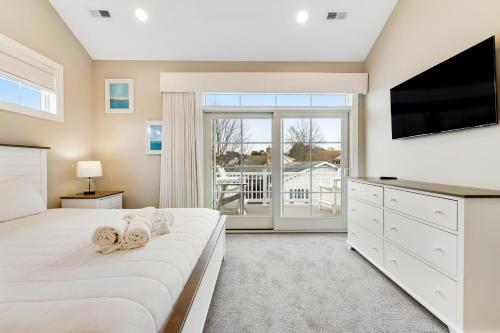 1 dormitorio con 1 cama grande y TV de pantalla plana en Town of Rehoboth Beach 312 Hickman St, en Rehoboth Beach
