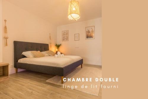 - une chambre avec un lit et une image de dolle dans l'établissement LE LOFT - Studio ouvert, salle de bain italienne, idéal couples, à Castelsarrasin