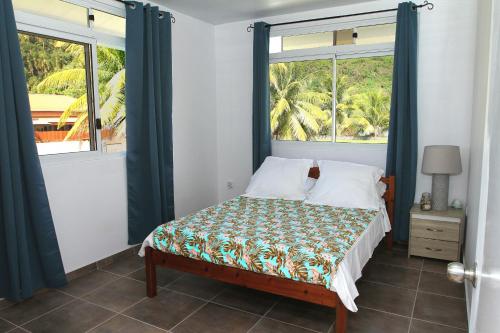 a bedroom with a bed with a window and a bed sidx sidx sidx at RAIATEA - Fare Te Hanatua in Tevaitoa