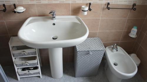 BanchetteにあるIl Piccione Viaggiatoreのバスルーム(白い洗面台、トイレ付)