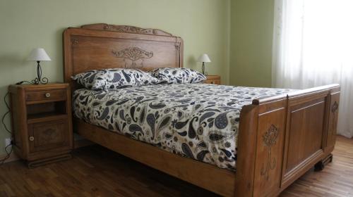 a bedroom with a bed with a wooden headboard and pillows at Il Piccione Viaggiatore in Banchette