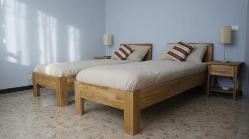 ein Bett mit zwei Kissen auf einem Zimmer in der Unterkunft Il Piccione Viaggiatore in Banchette