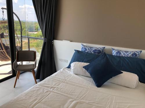 Un pat sau paturi într-o cameră la Mae Phim Escape Beachfront Apartments