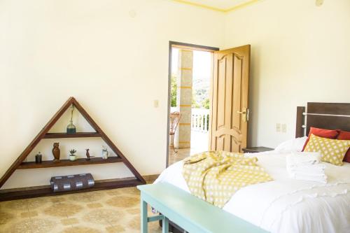 a bedroom with a bed and a table and a window at Colina Verde in Samaipata