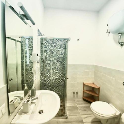 een badkamer met een toilet, een wastafel en een douche bij Suite Pompeii in Pompei