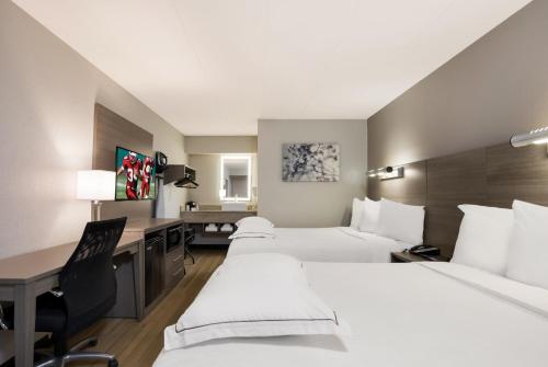 Postel nebo postele na pokoji v ubytování Red Roof Inn PLUS+ Chicago - Naperville