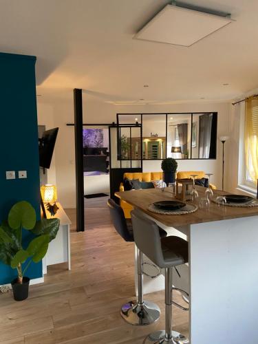 Il comprend une cuisine et un salon avec une table et des chaises. dans l'établissement Lovely Apartment SPA & Sauna, à Bourges