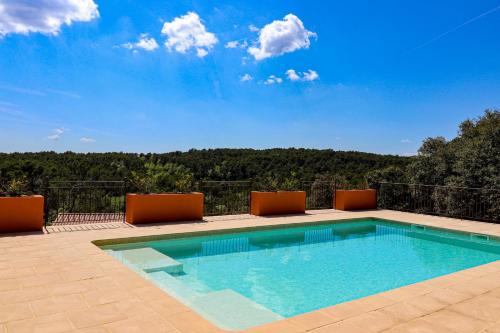 - une piscine avec des chaises orangées sur une terrasse dans l'établissement Villa Théia, à Flayosc