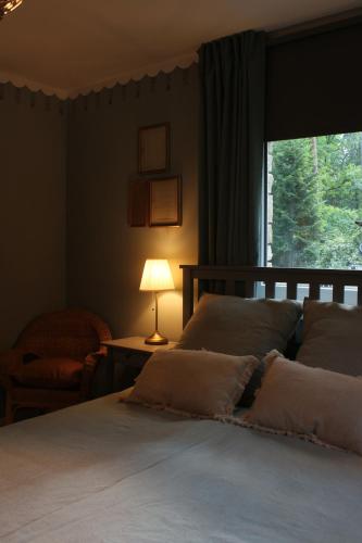 Postel nebo postele na pokoji v ubytování Moderne Wohnung im skandinavischen Stil am Waldrand