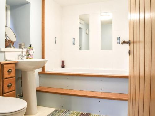 bagno con vasca, lavandino e servizi igienici di Linstead House a Kendal