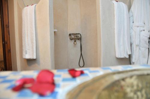 Un baño de Riad Lila