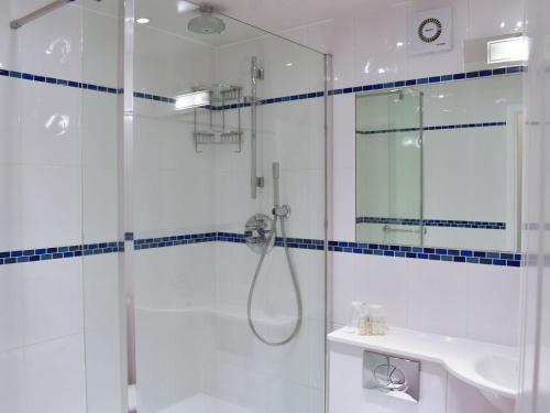 西德伯里的住宿－The Granary，带淋浴和盥洗盆的浴室