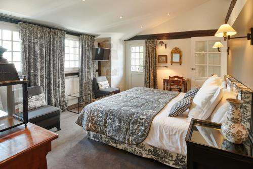 a hotel room with a bed and a chair at Arraya in Sare