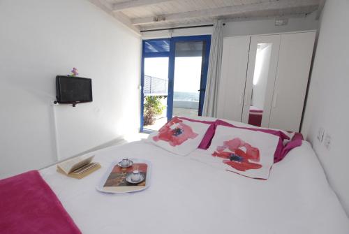 アリエタにあるPunta mujeres casitas del marのベッドルーム1室(ベッド1台、食器一皿付)