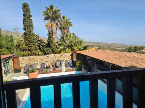 - une vue depuis le balcon d'une maison avec piscine dans l'établissement Finca Tropical, à Arico Viejo