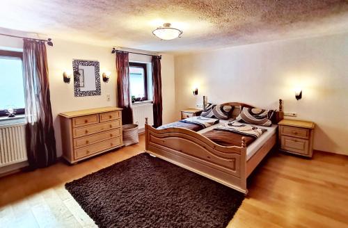- une chambre avec un lit, une commode et une fenêtre dans l'établissement Hartl Hof, à Breitenberg