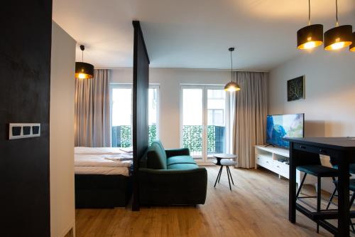 ein Schlafzimmer mit einem Bett und einem Schreibtisch in der Unterkunft Krakow Centrum Sunny Apartment Lwowska 10 in Krakau