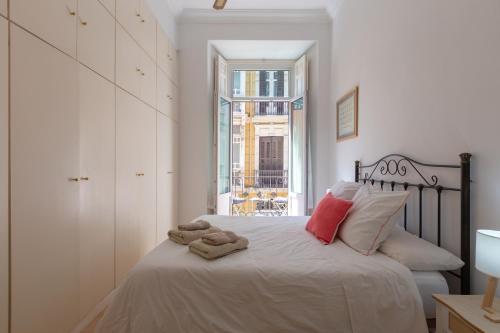 Posteľ alebo postele v izbe v ubytovaní Luminoso apartamento de dos habitaciones con vistas a las Catedral