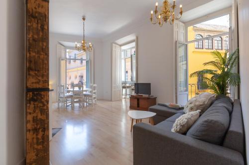 sala de estar con sofá y mesa en Luminoso apartamento de dos habitaciones con vistas a las Catedral, en Málaga