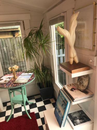 een kleine kamer met een tafel en een tafel sidx sidx bij Ibiza Casa in Kent