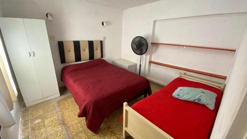 聖拉斐爾的住宿－Departamentos Gattelli，一间带两张床和风扇的小卧室