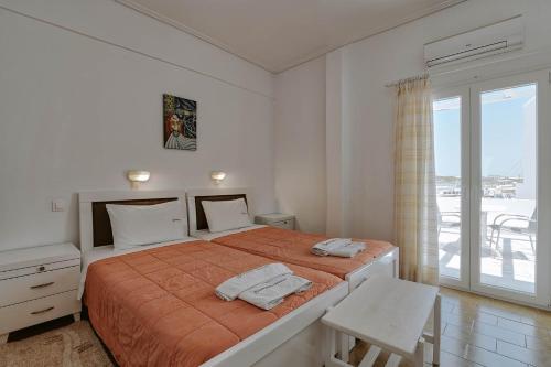Postel nebo postele na pokoji v ubytování Akrogiali rooms