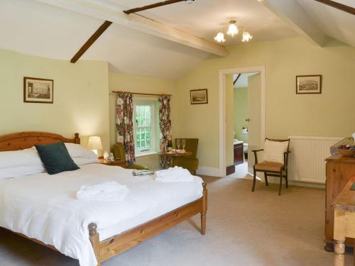 a bedroom with a large white bed in a room at Croyde - Ukc3785 in West Down