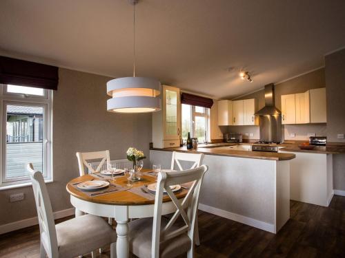 a kitchen and dining room with a table and chairs at Silver Birch - Ukc4529 in Darsham