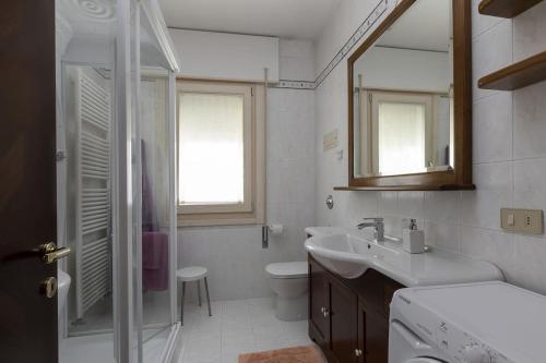La salle de bains blanche est pourvue d'un lavabo et de toilettes. dans l'établissement Casa Vacanze Revè, à Possagno