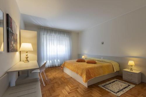 - une chambre avec un lit et un bureau dans l'établissement Casa Vacanze Revè, à Possagno