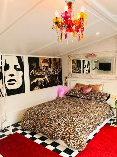 um quarto com piso em xadrez e uma cama em Ibiza Casa em Kent