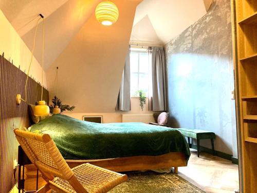 - une chambre avec un lit vert et une chaise dans l'établissement Diamond Forest - 8 Full Beds Summercard Included, à Kaprun