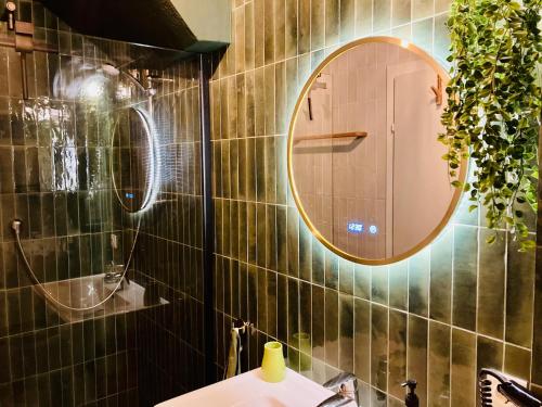 La salle de bains est pourvue d'un miroir et d'un lavabo. dans l'établissement Diamond Forest - 8 Full Beds Summercard Included, à Kaprun