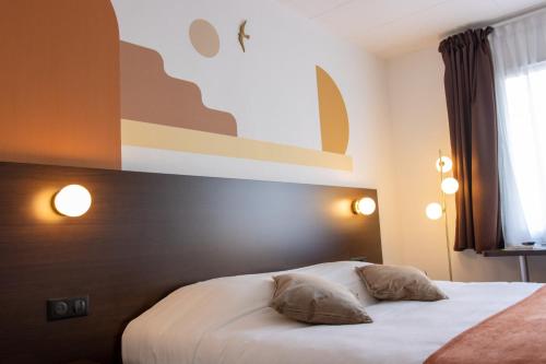 Logis Hôtel & Restaurant - Le Relais de Montignyにあるベッド