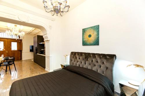 1 dormitorio con 1 cama grande y comedor en Navona Artist 7 APT, en Roma