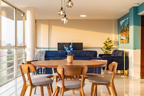 a dining room with a table and chairs and a couch at Hipódromo Condesa Apartments by VH in Mexico City