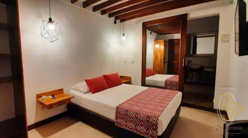 Postel nebo postele na pokoji v ubytování Hotel Rio Piedras