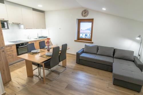 Una cocina o cocineta en Apartma Valič