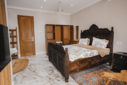 ein Schlafzimmer mit einem großen Bett in einem Zimmer in der Unterkunft Najma's villa in Stone Town