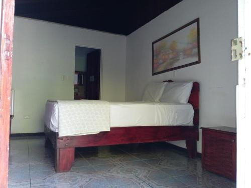 Hostel Manuel Antonio Park Jungle房間的床